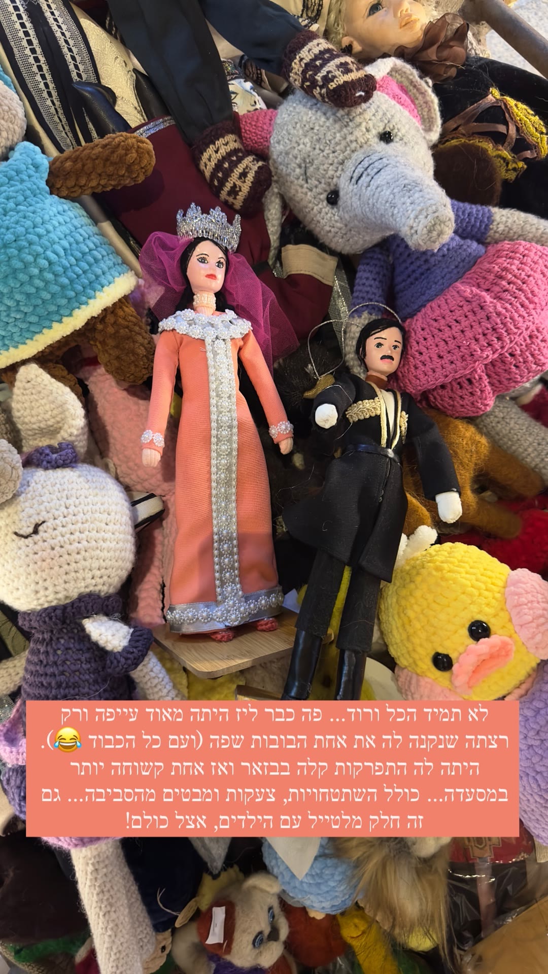 קניית בובה בדוכן מזכרות בטביליסי