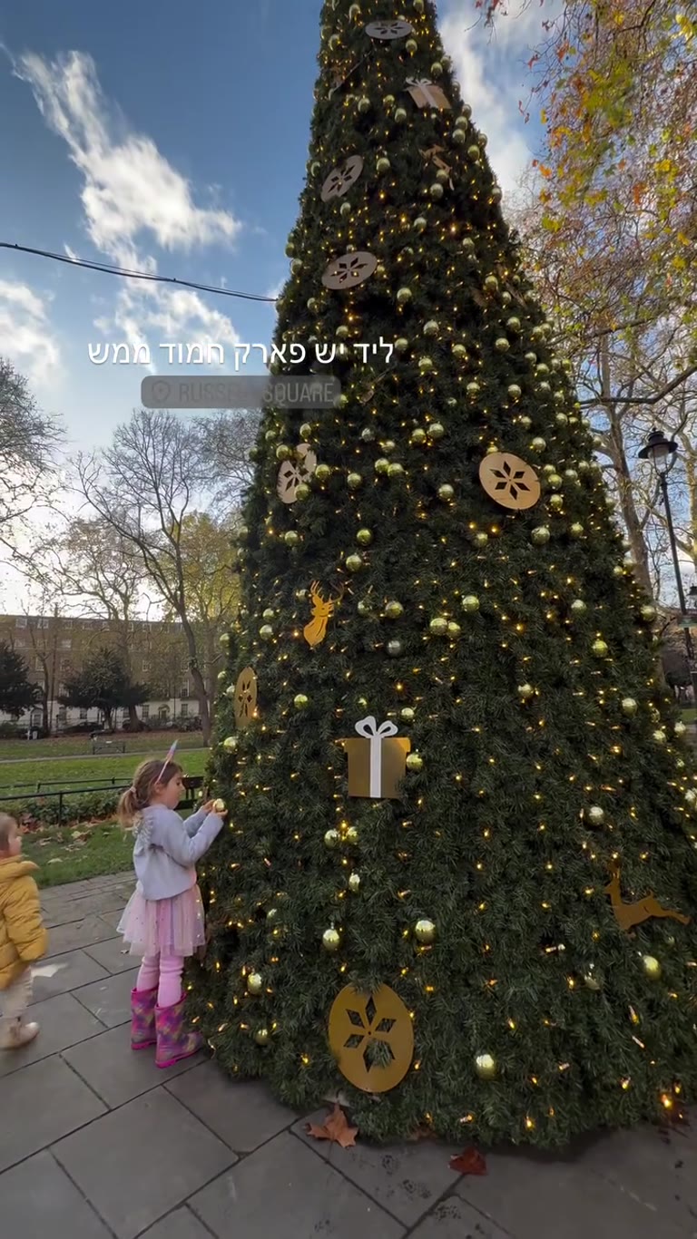 עץ חג ענק בפארק Russell Square בלונדון