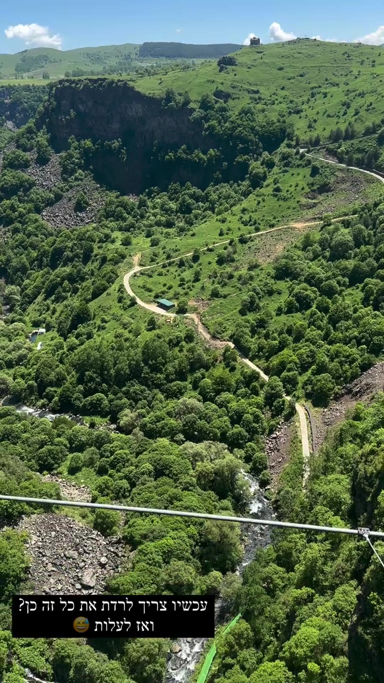 קניון ירוק בגאורגיה – ירידה תלולה אל הנחל