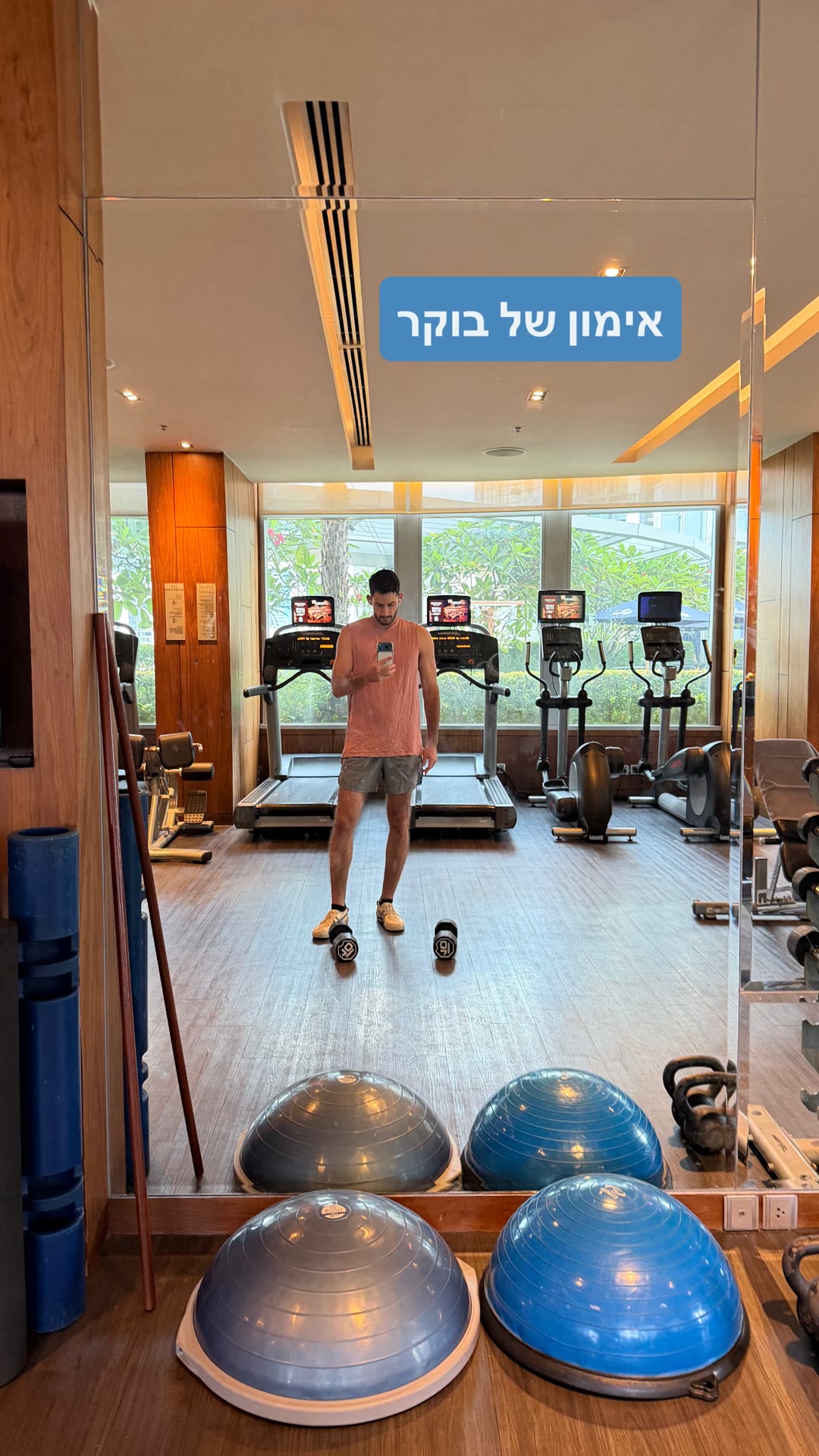 אימון בוקר בחדר הכושר של המלון בבנגקוק