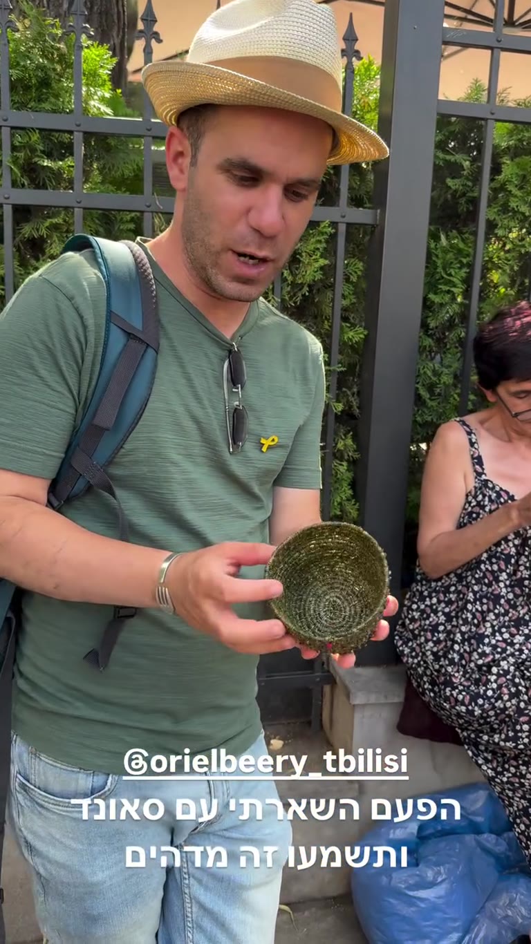 אומנית סלסלות ממחטי אורן ברחובות טביליסי
