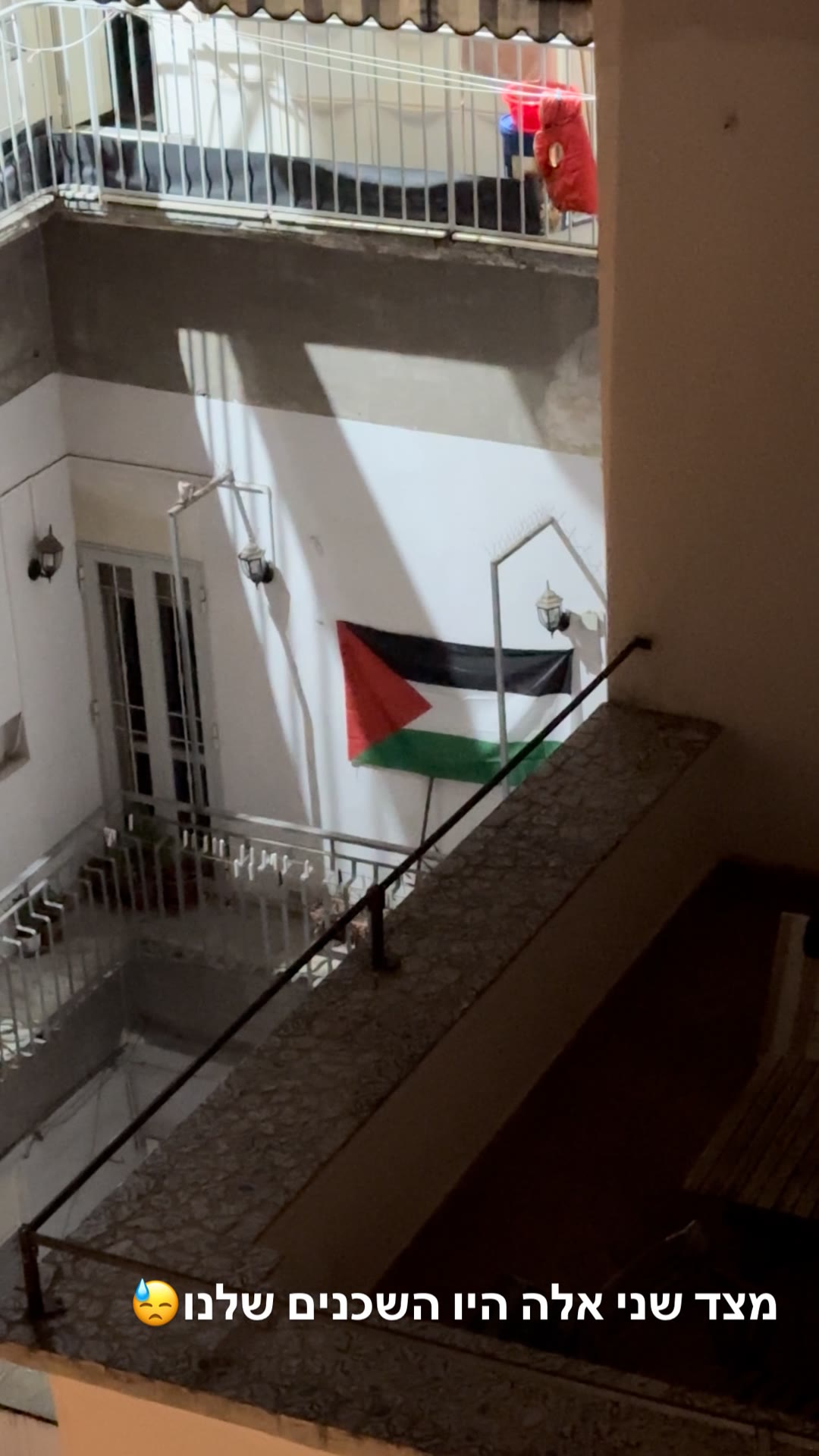דגל פלסטין במרפסת השכנים בדרום איטליה