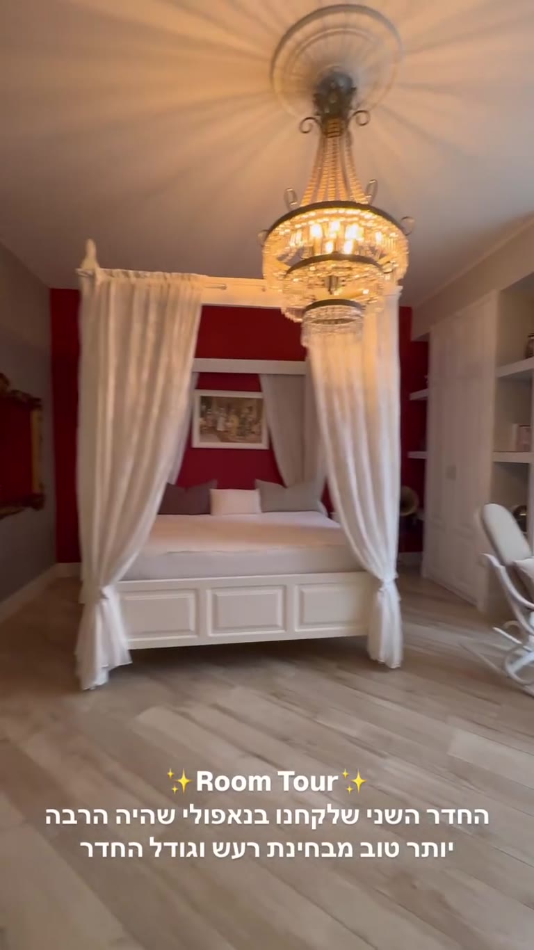 Room tour: second hotel room in Naples