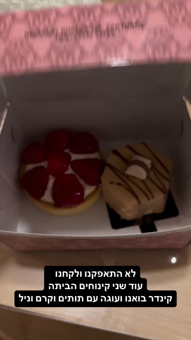 Kinder Bueno & strawberry cakes to go in Zakynthos