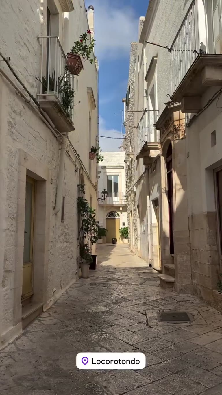 סמטאות לבנות ונוף בלוקורוטונדו