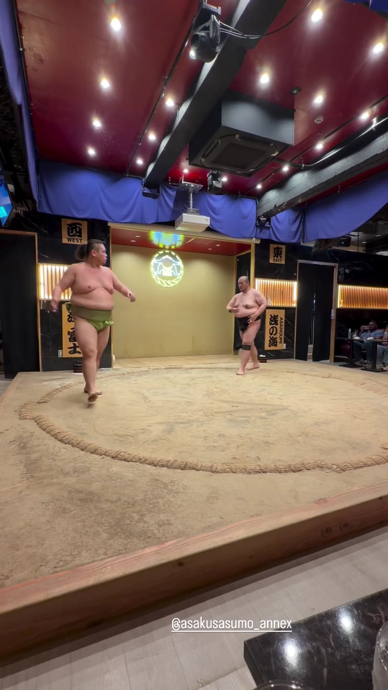 מופע סומו ב-Asakusa Sumo ANNEX בטוקיו
