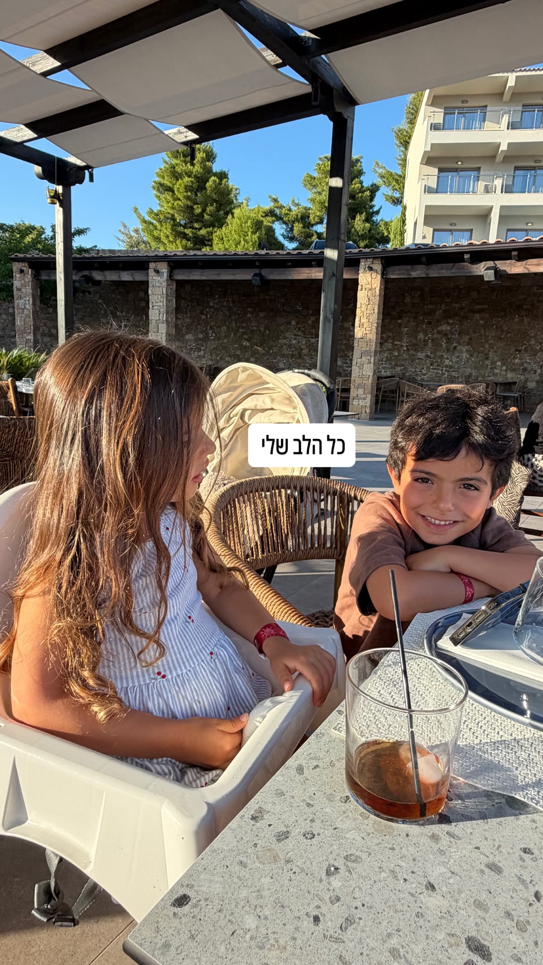 ילדים בארוחה במלון בחלקידיקי