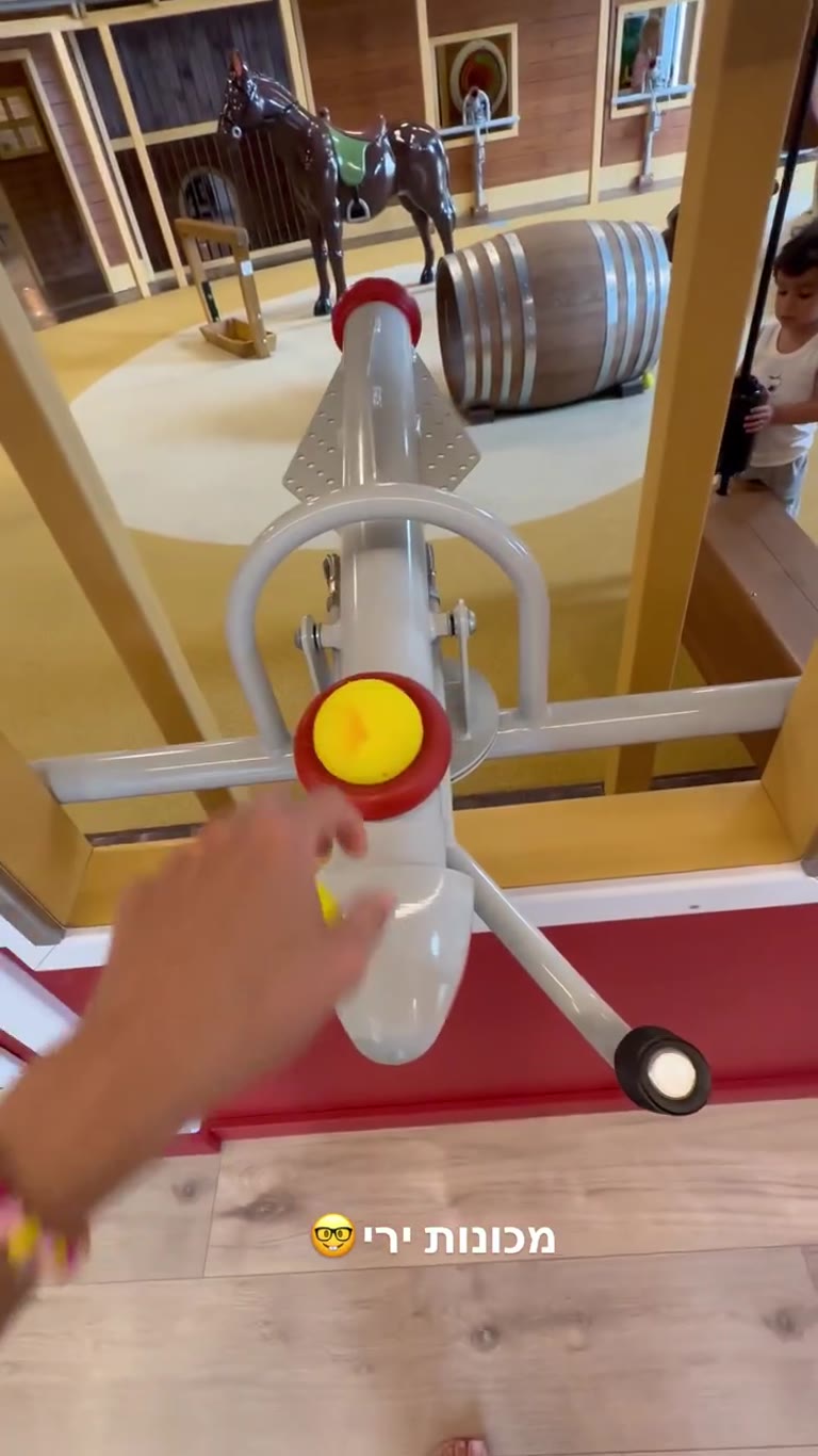 מכונות ירי בפארק מקורה בסטייל מערב פרוע
