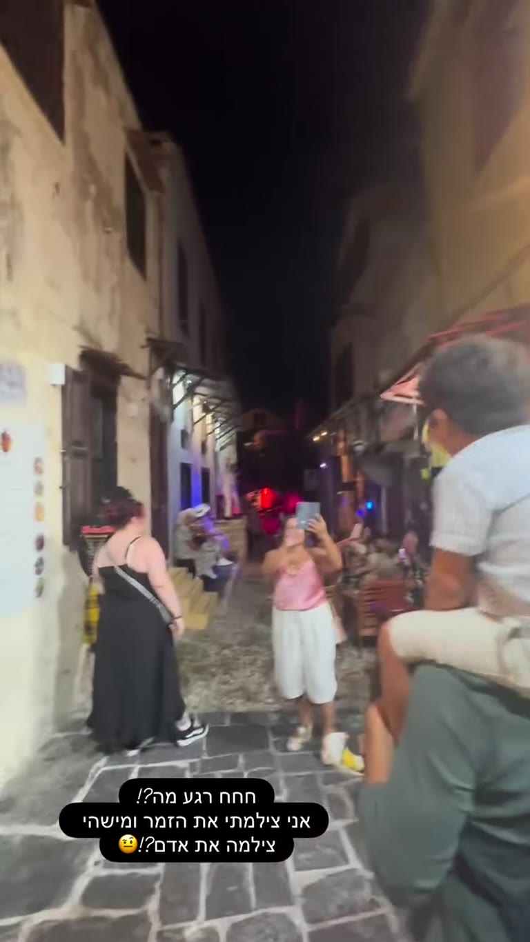 זמר רחוב בעיר העתיקה של רודוס