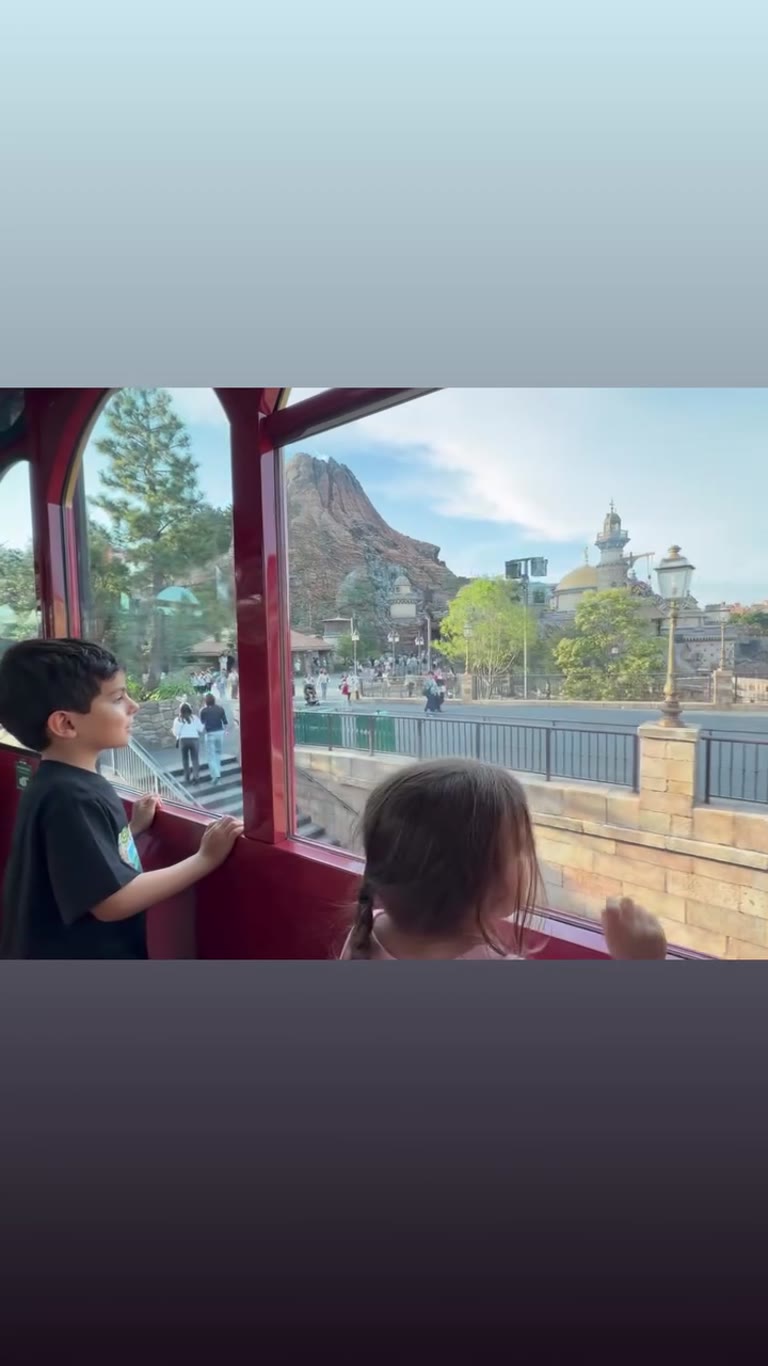 נסיעה ברכבת החשמלית בטוקיו דיסני-סי עם הילדים
