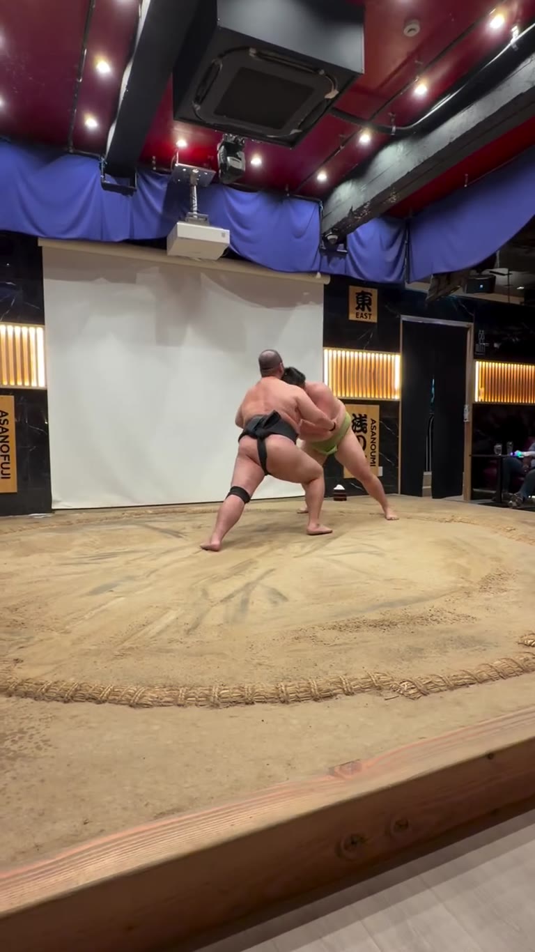 מופע סומו ב-Asakusa Sumo ANNEX בטוקיו