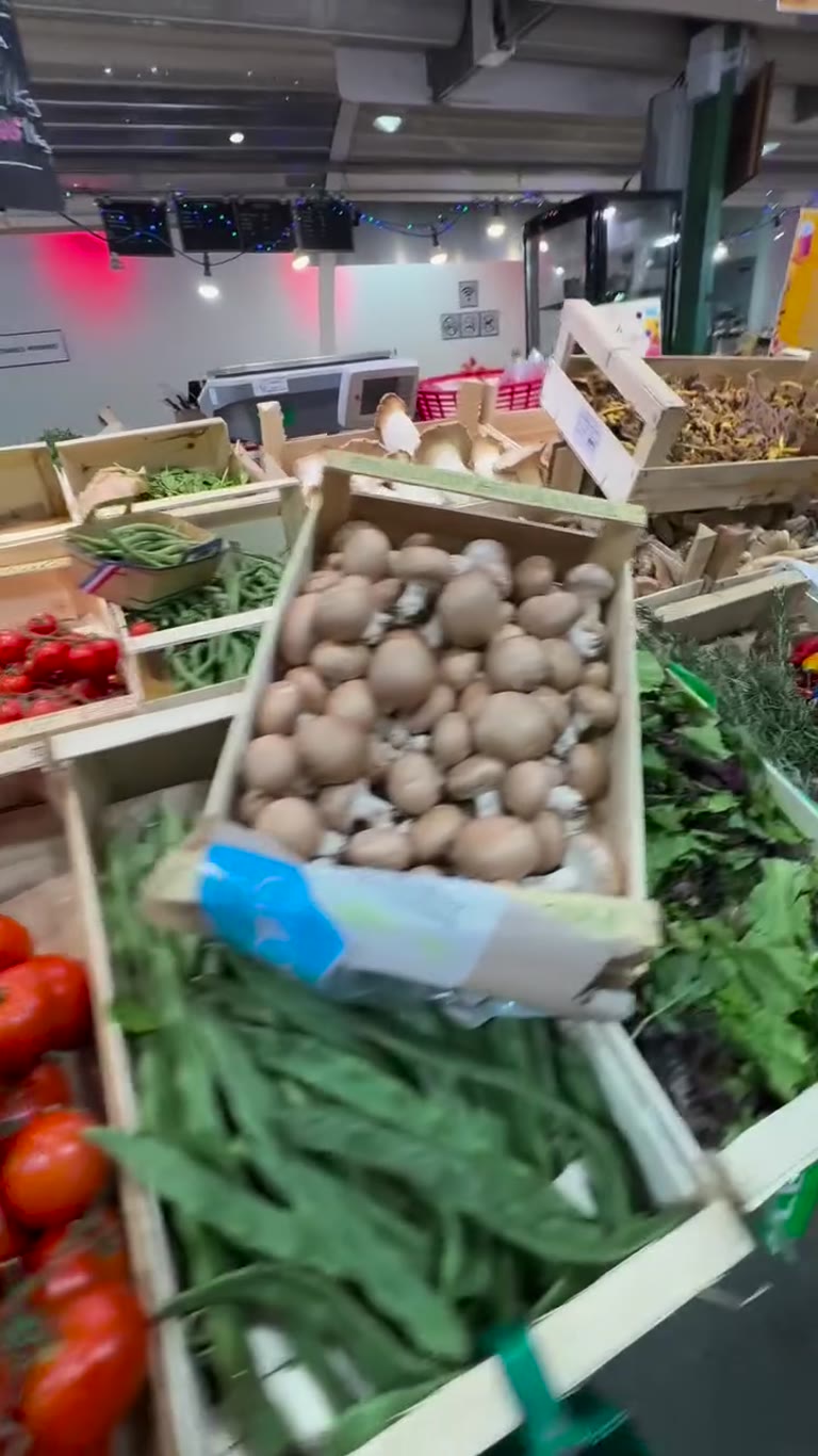 Covered fruit & veg market in Paris