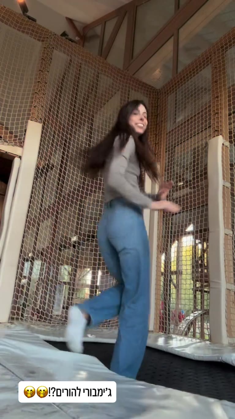 קפיצות על טרמפולינה בכפר הנופש ליד פריז