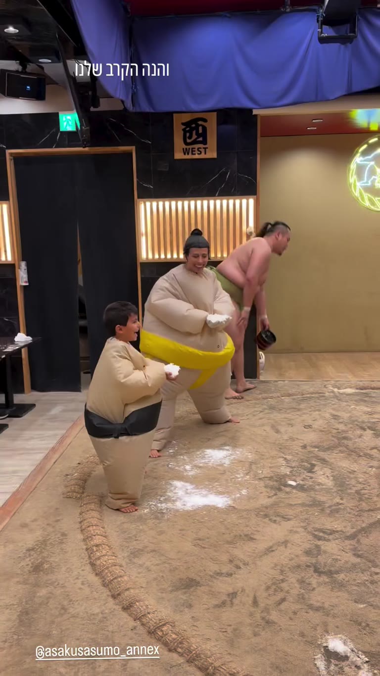 קרב סומו משפחתי ב-Asakusa Sumo ANNEX בטוקיו