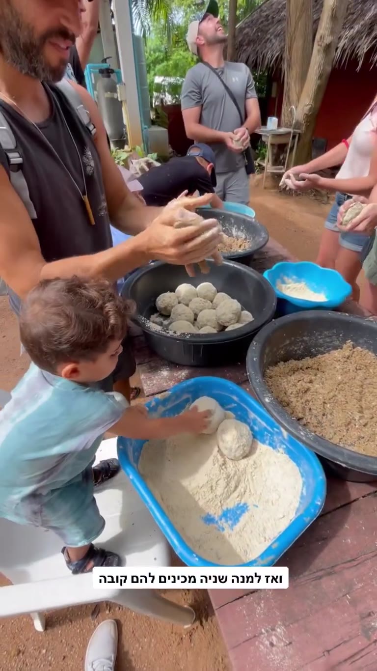 מכינים "קובה" לפילים ב-Samui Elephant Sanctuary