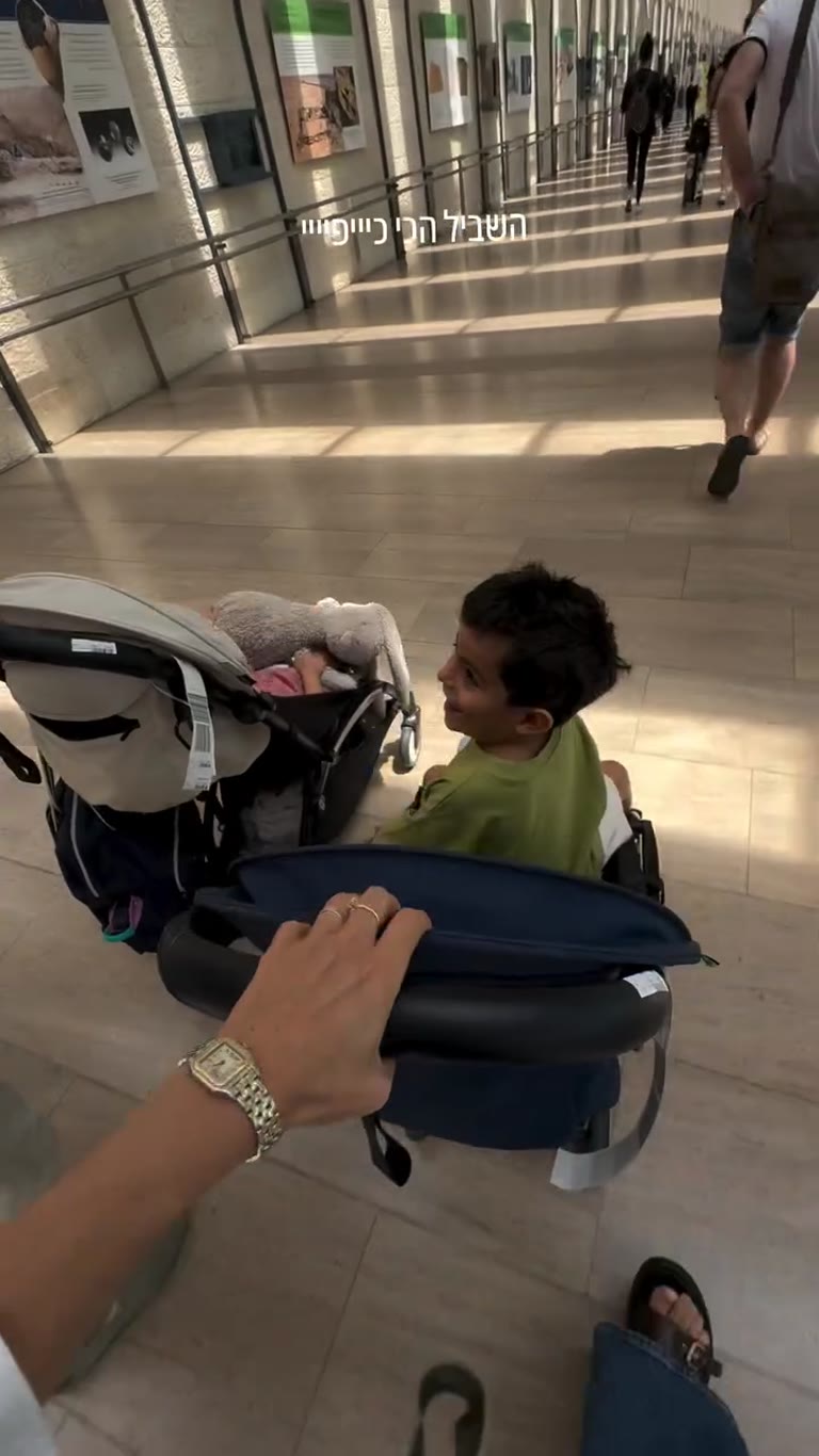 "השביל הכי כייפי" – מסדרון מוזיאון עם העגלה