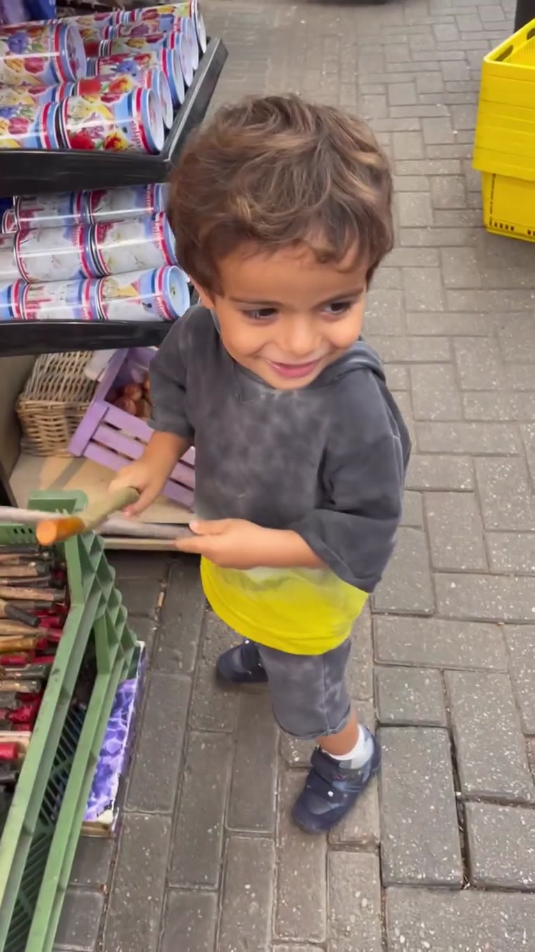 פרחים ופקעצי צבעונים ברחוב באמסטרדם
