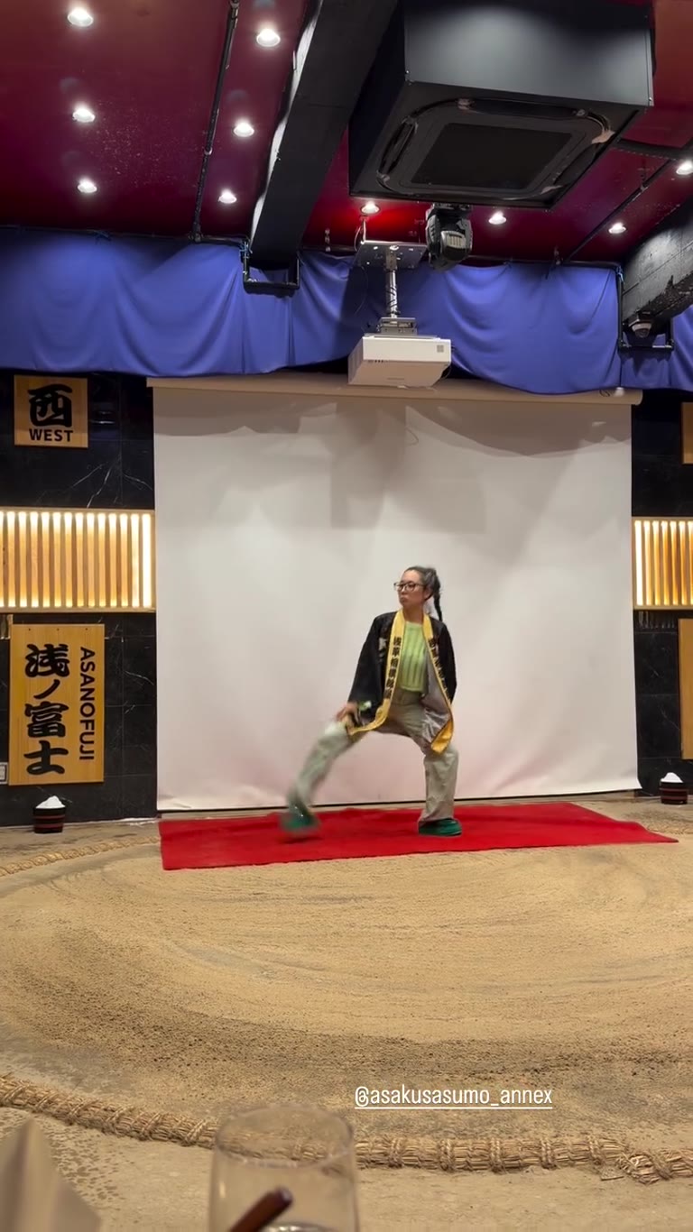 מופע סומו ב-Asakusa Sumo ANNEX בטוקיו
