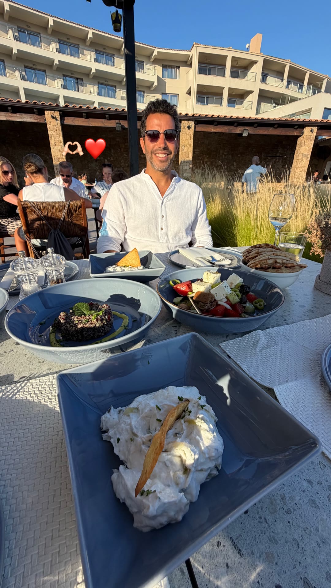 ארוחת מזטים ליד הים בחלקידיקי