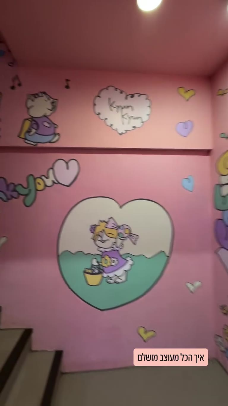 מדרגות ורודות מעוצבות בדמויות חמודות ביפן