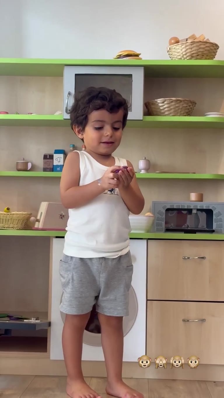 ילד משחק במטבח הצעצועים
