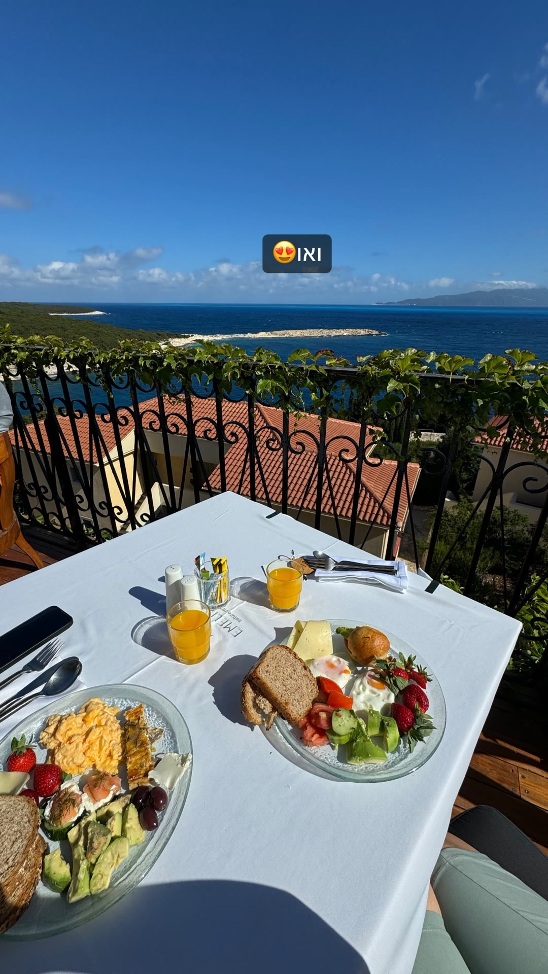 ארוחת בוקר עם נוף ב-Emelisse Resort, קפלוניה