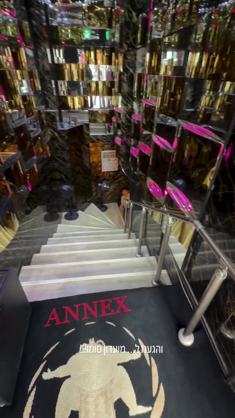 מגיעים למועדון סומו ANNEX ביפן