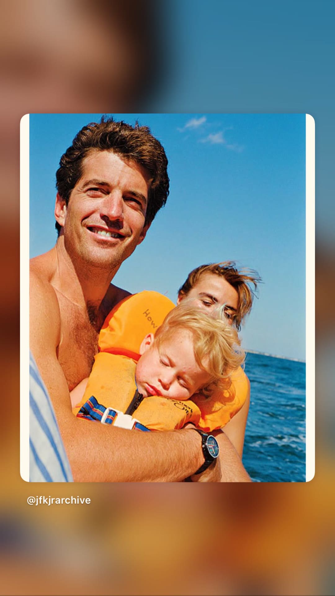 תמונה של JFK Jr. עם ילד על סירה