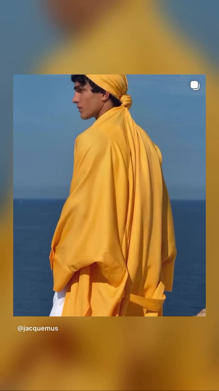 קמפיין Jacquemus – לוק צהוב על רקע הים