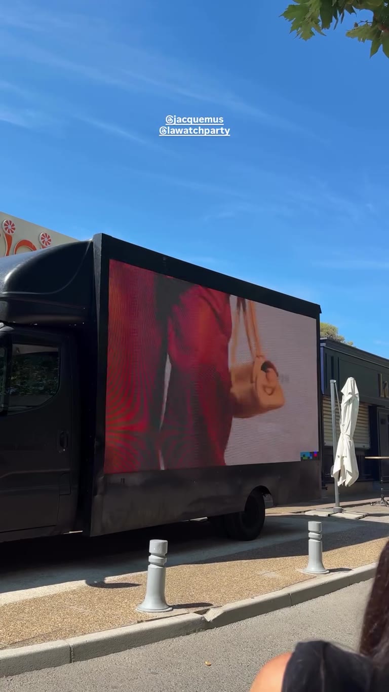 קמפיין Jacquemus על משאית מסכים ברחוב