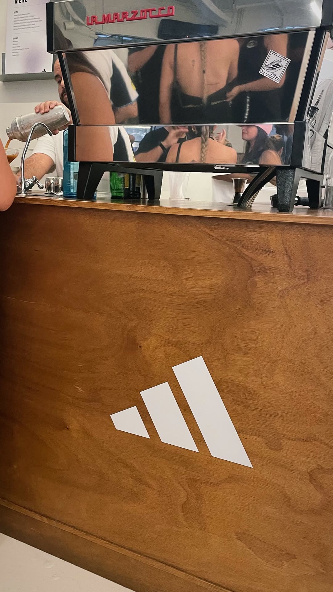 בר קפה בפופ-אפ של adidas