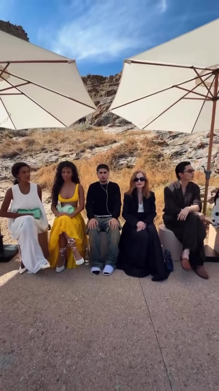 השורה הראשונה בתצוגה של Jacquemus