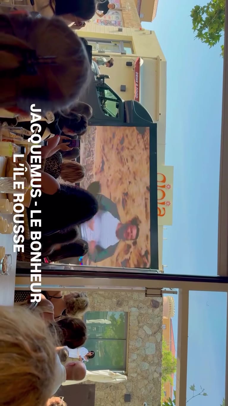 תצוגת Jacquemus – Le Bonheur ב-L'Île Rousse