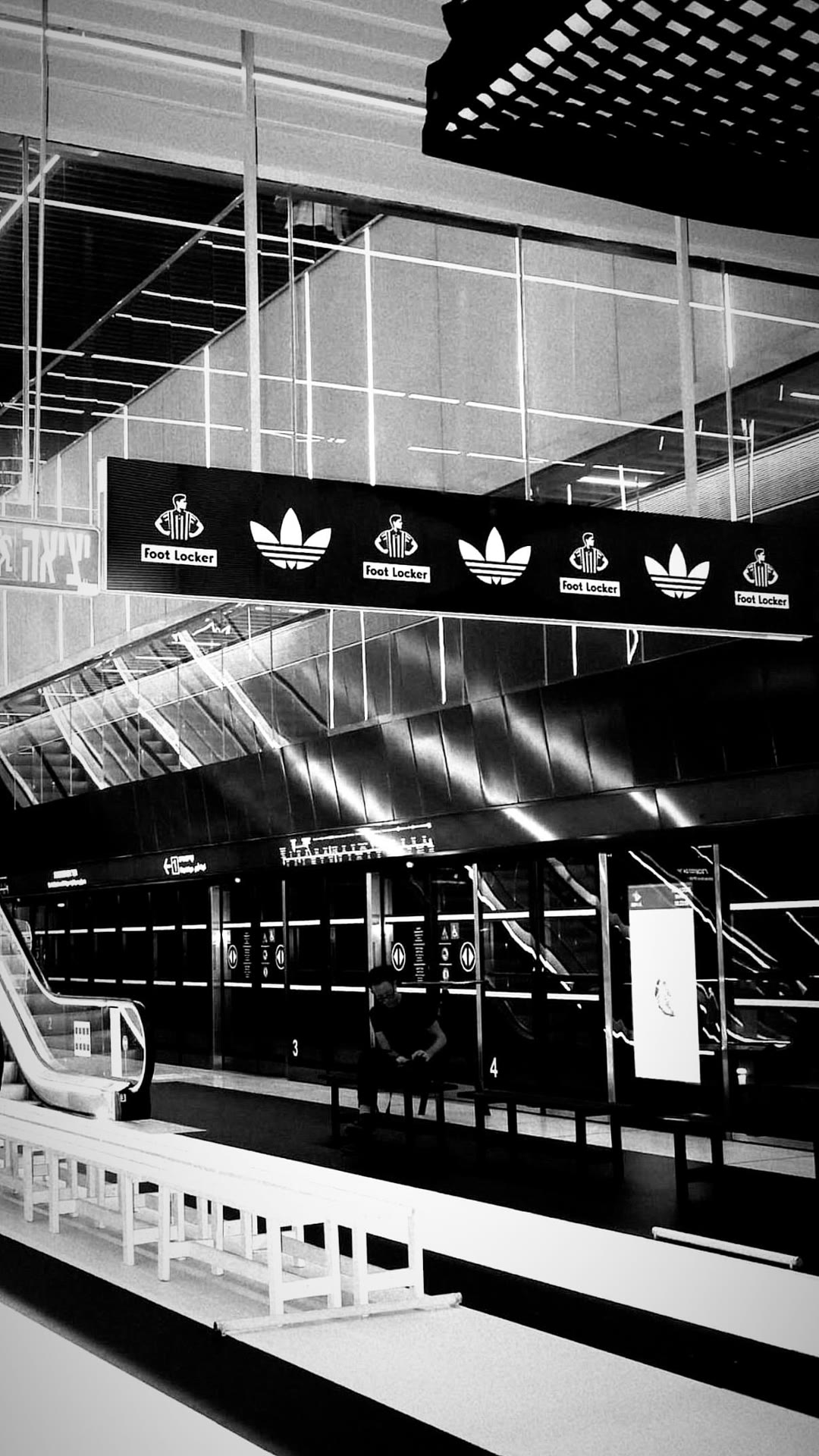 באנר adidas Originals x Foot Locker בקניון