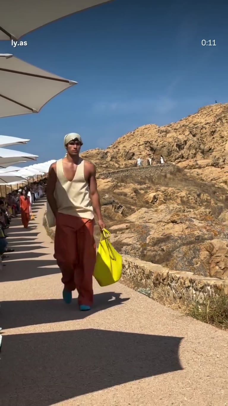 תצוגת האופנה של Jacquemus על צוק מול הים