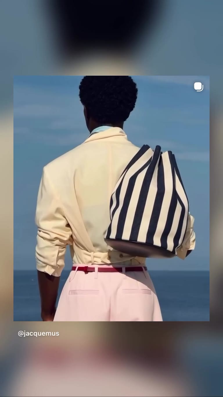 תיק הפסים של Jacquemus על חוף הים