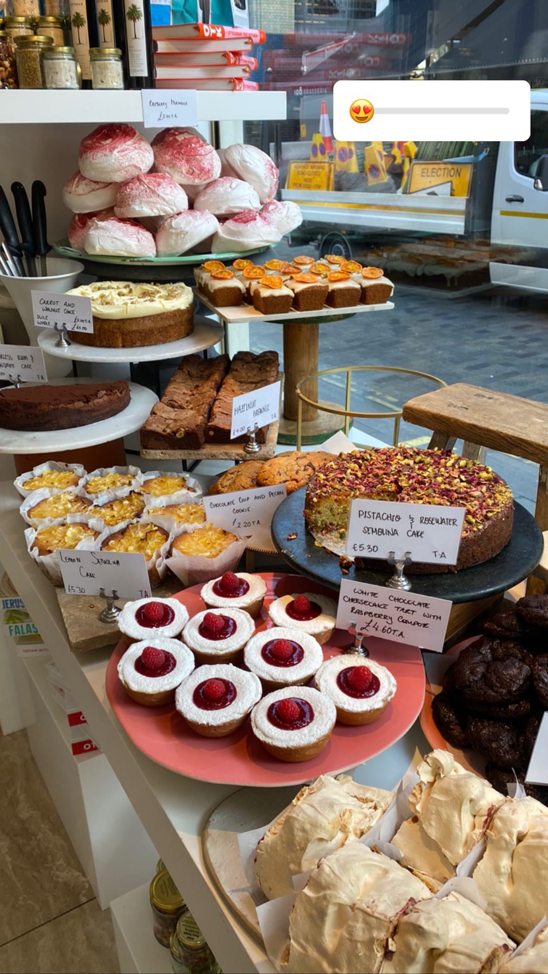 חלון הקינוחים של Ottolenghi בלונדון