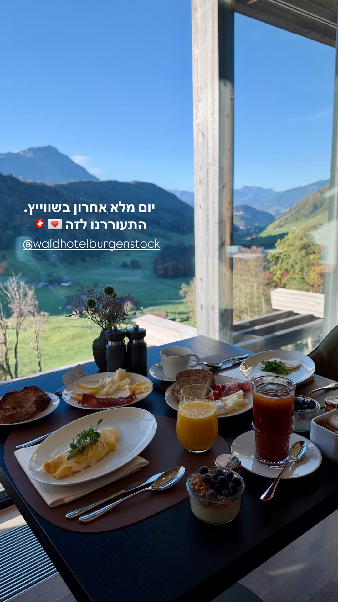 ארוחת בוקר עם נוף הרים ב-Waldhotel Bürgenstock