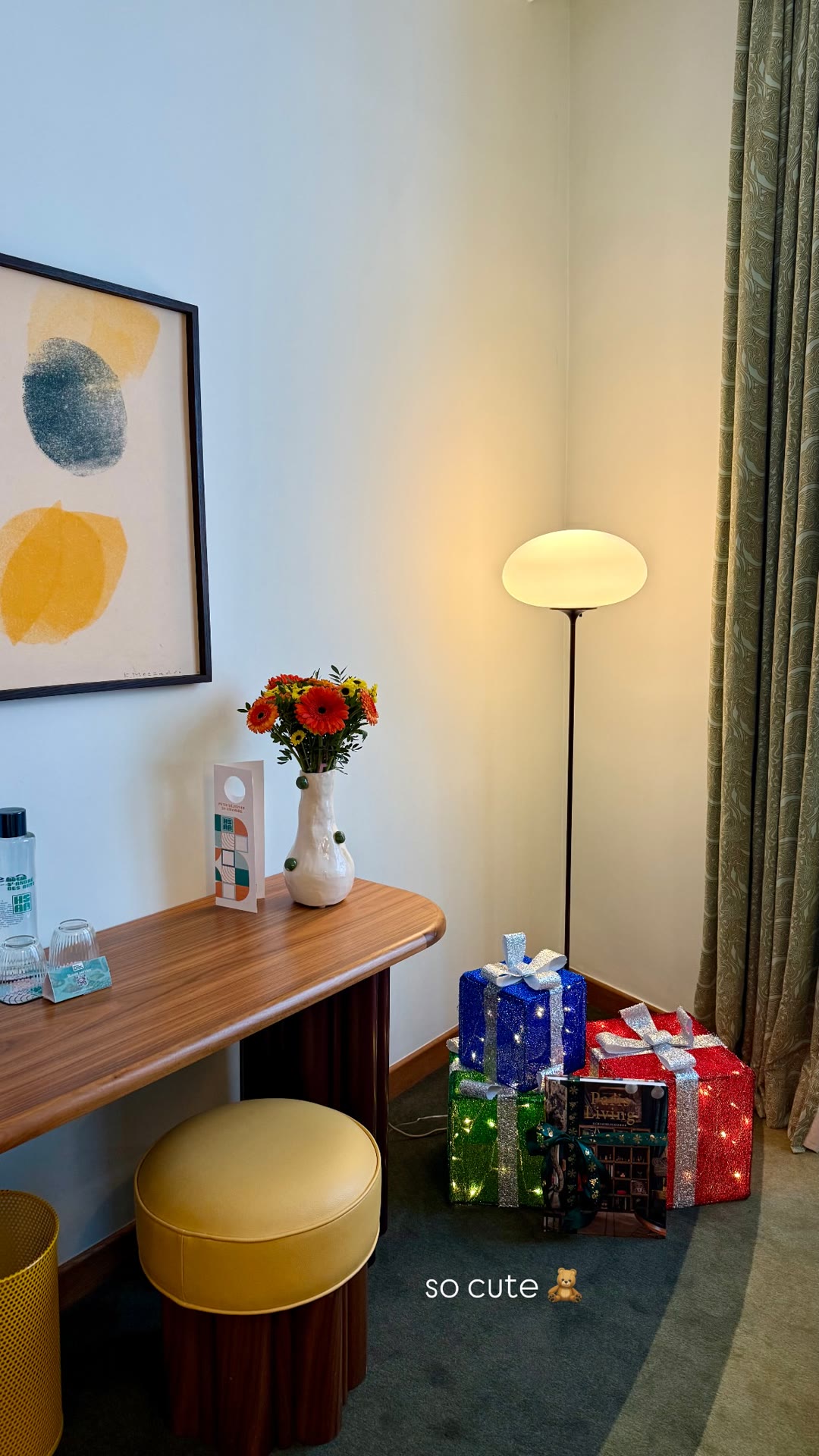קישוטי חג בחדר במלון Hôtel Saint-André des Arts
