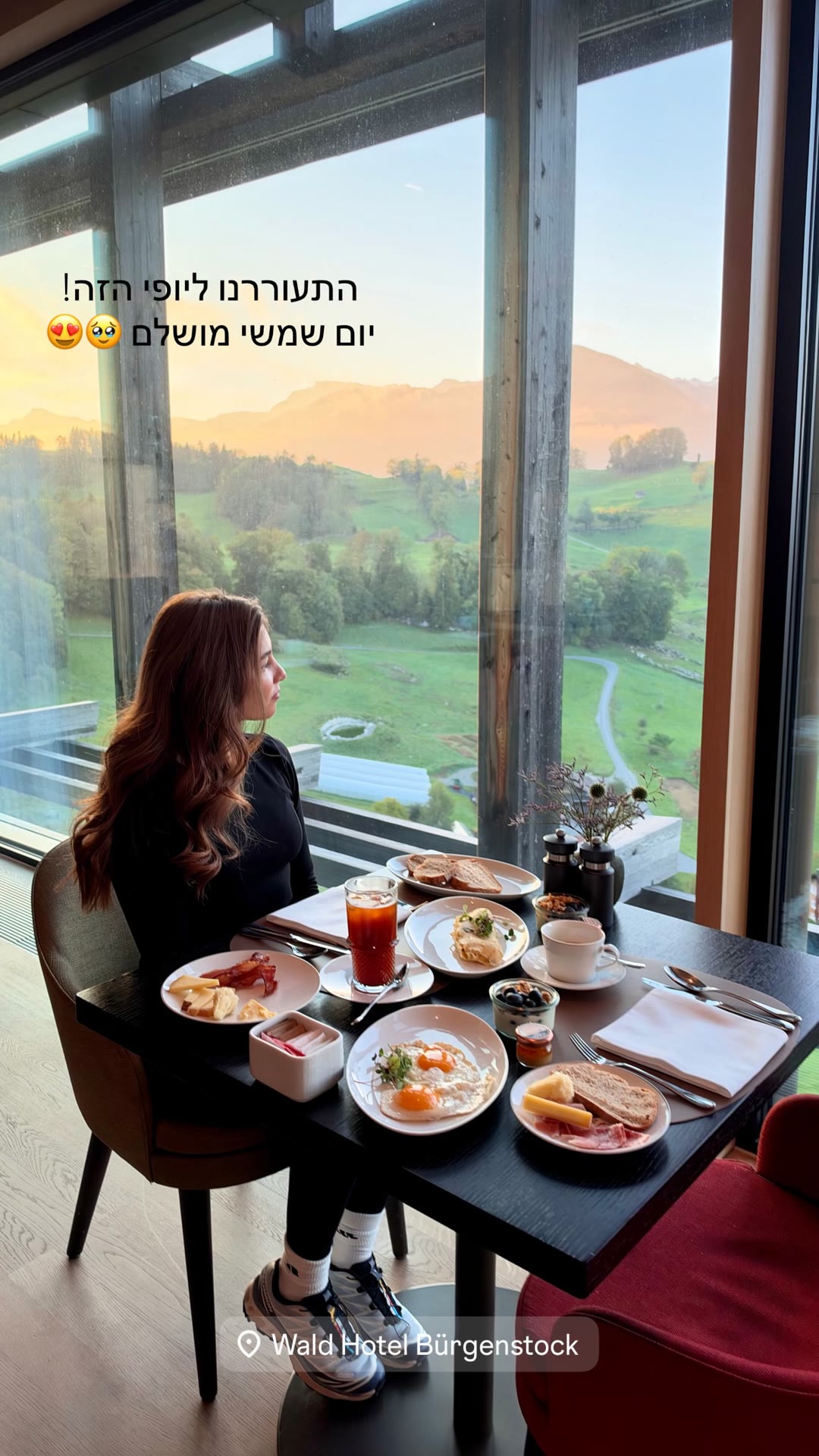 ארוחת בוקר עם נוף ב-Wald Hotel Bürgenstock