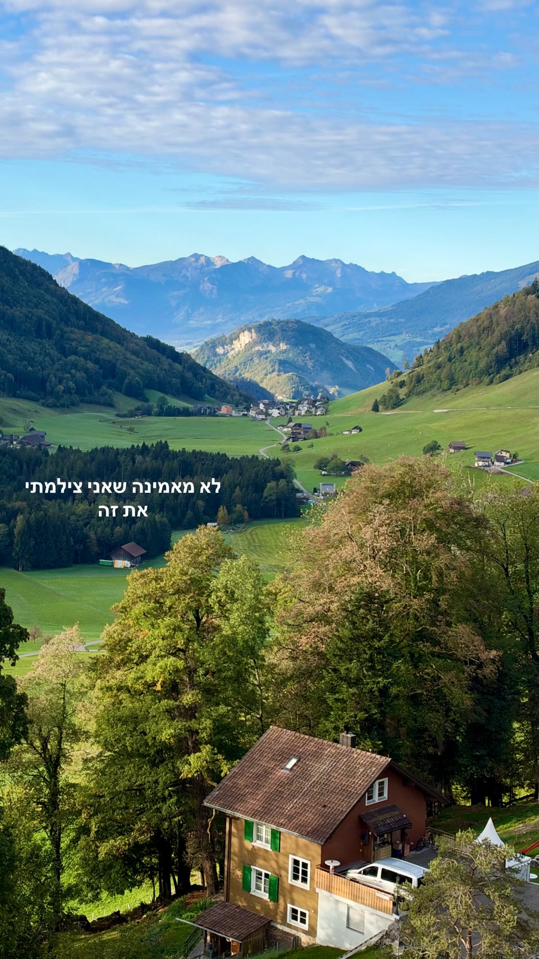 נוף עמק אלפיני ירוק בשווייץ