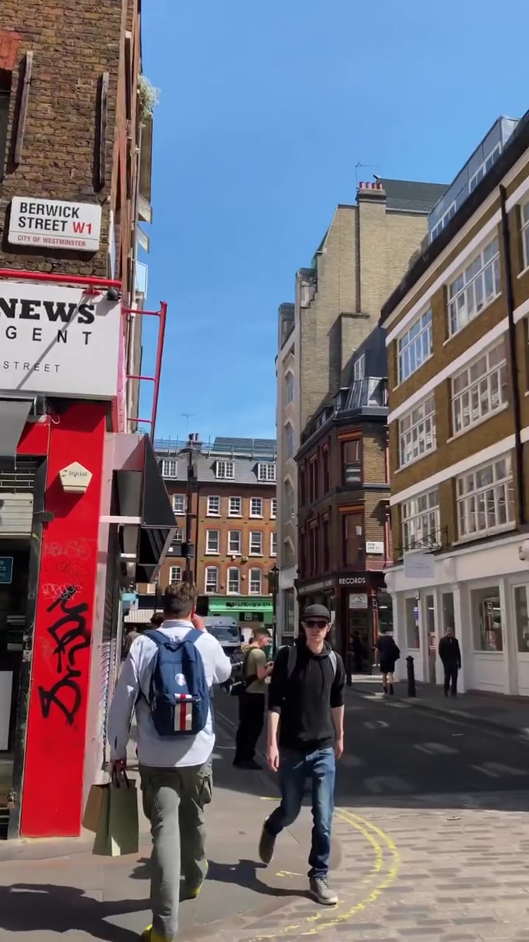 הליכה ברחוב Berwick Street בסוהו, לונדון