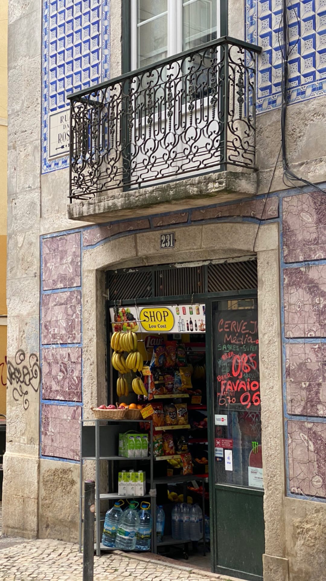 חנות Low Cost ברחוב Rua da Rosa בליסבון