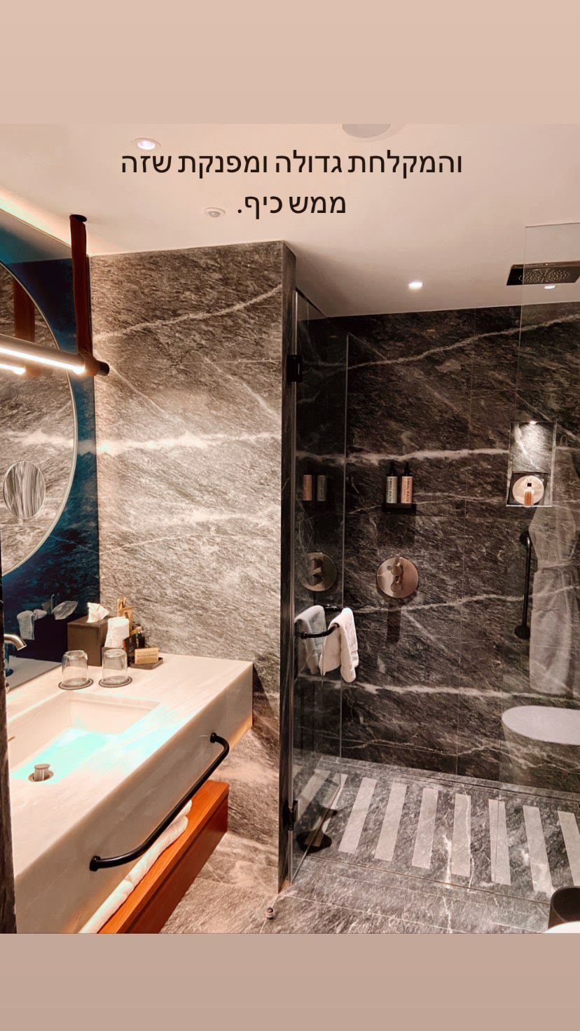 מקלחת מפנקת ב-Athens Capital Hotel