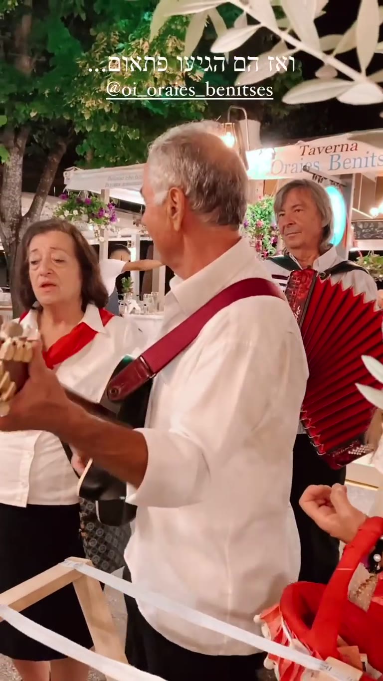 מוזיקה יוונית חיה ב-Taverna Oraies Benitses, קורפו