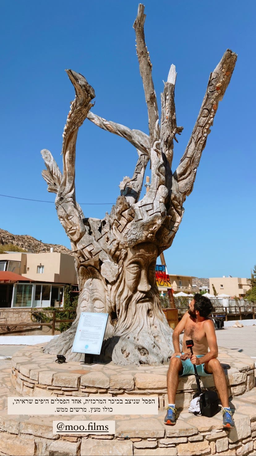 פסל העץ בכיכר המרכזית של מטאלה, כרתים