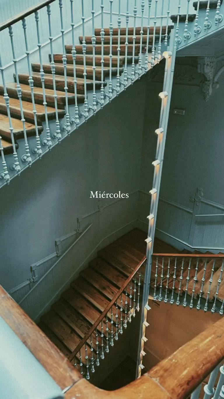 Escalera de un edificio antiguo en Madrid