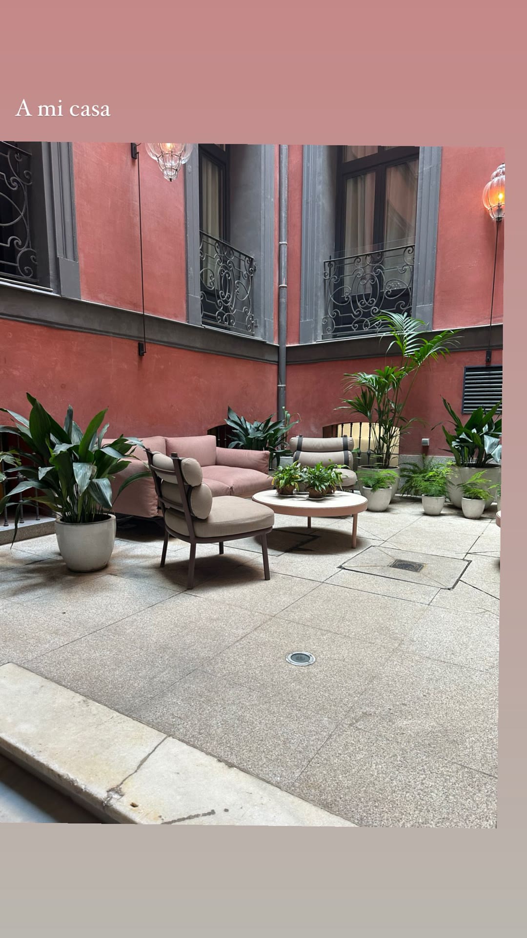 Pink courtyard "A mi casa" in Madrid