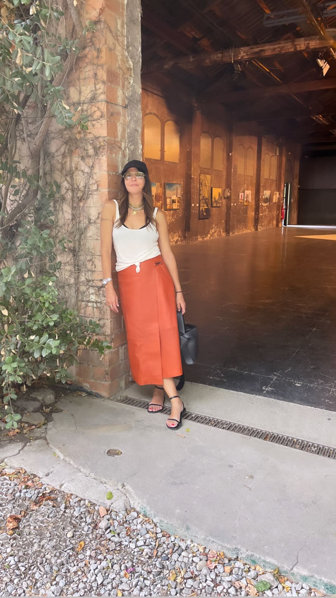 Outfit shot in a Barcelona gallery courtyard