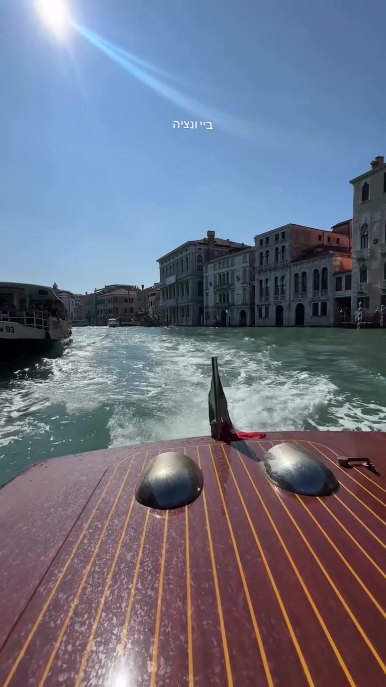 ביי ונציה — Grand Canal water taxi farewell